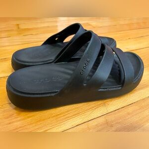 Crocs platform sandals, black, size 6